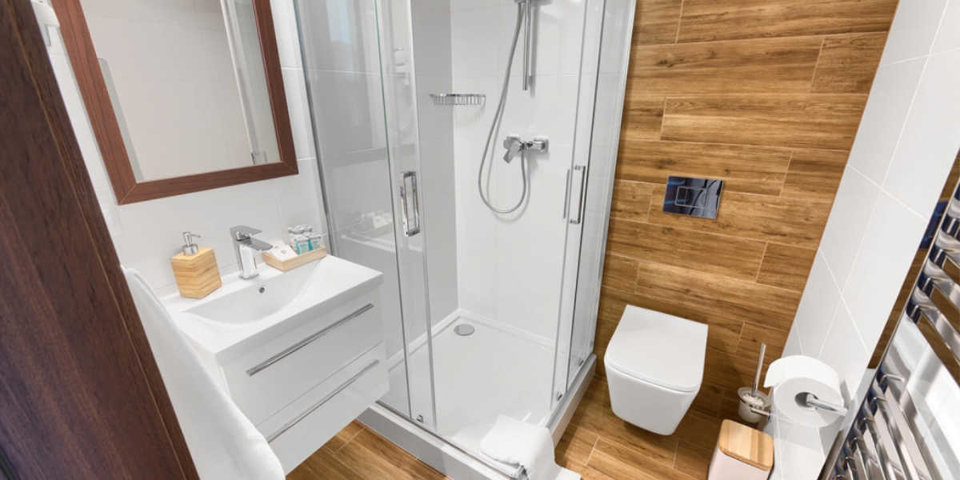 Każdy z pokoi i apartamentów posiada prywatną łazienkę z kabiną prysznicową