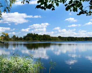 W odległości 5 km od obiektu znajduje się Jezioro Otomińskie