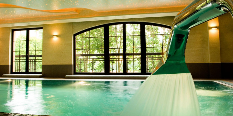 Goście mogą korzystać m.in. z basenu z jacuzzi i przeciwprądem i strefy saun