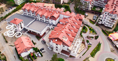 Hotel usytuowany jest w odległości 230 m od piaszczystej plaży