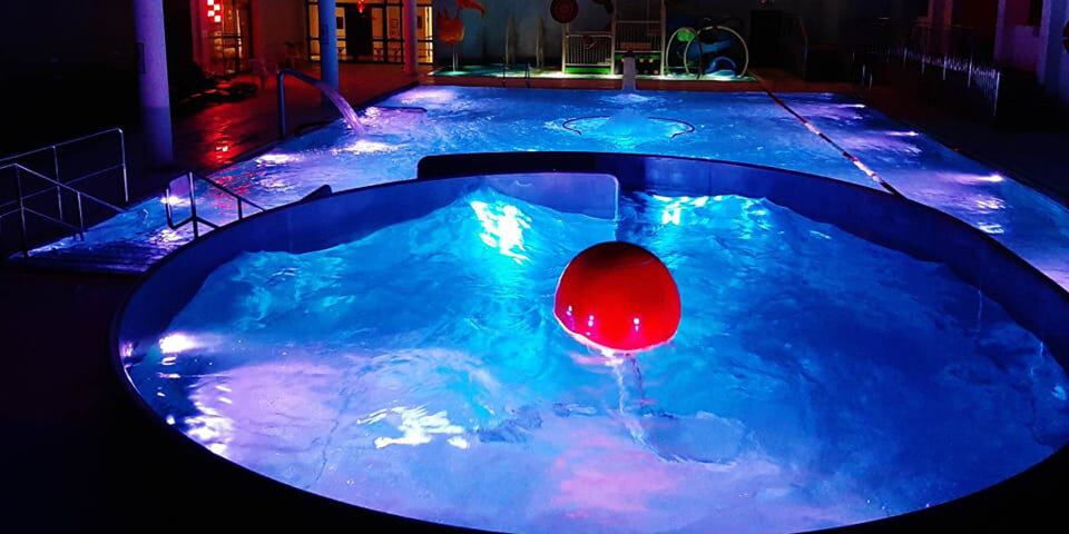 Jedną z głównych atrakcji aquaparku jest wave ball - kula tworząca fale