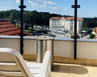 Na dachu hotelu znajduje się taras - strefa relaksu z widokiem na okolicę