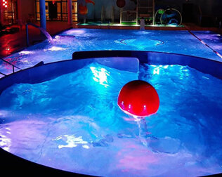 Jedną z głównych atrakcji aquaparku jest wave ball - kula tworząca fale