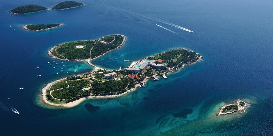 Island Hotel Istra położony jest na malowniczej wyspie św. Andrzeja