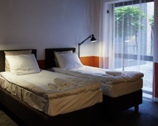 W pokojach znajdują się łóżka pojedyncze lub podwójne