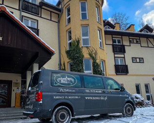 Zimą hotel organizuje transport skibusem do ośrodków narciarskich