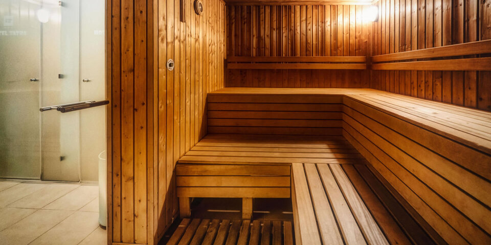 Dla gości dostępne są także sauny (sucha i parowa) oraz salka fitness z siłownią