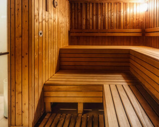 Dla gości dostępne są także sauny (sucha i parowa) oraz salka fitness z siłownią