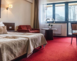 Hotel posiada 99 wygodnych i eleganckich pokoi w Zakopanem