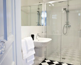 Każdy apartament posiada stylowo urządzoną łazienkę