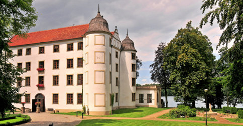 Gotyckie piwnice zamkowe pamiętają początek XV w., bryła zamku jest renesansowa