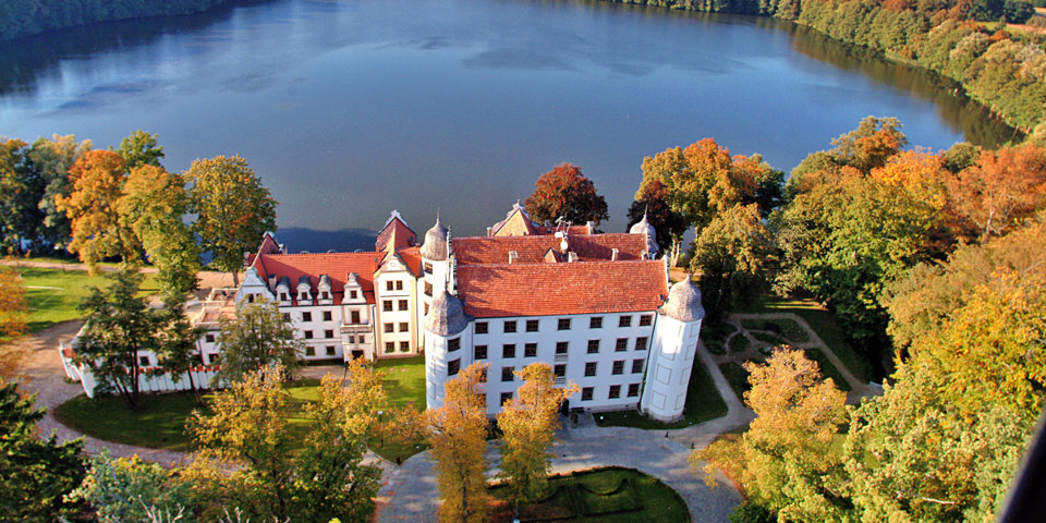 Hotel Podewils mieści się w prawdziwym zamku rycerskim nad jeziorem