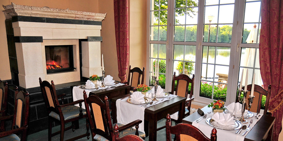 Restauracja Rycerska kusi tarasem i pięknym widokiem na jezioro