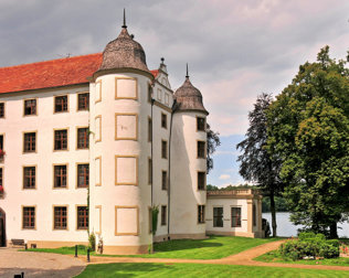 Gotyckie piwnice zamkowe pamiętają początek XV w., bryła zamku jest renesansowa