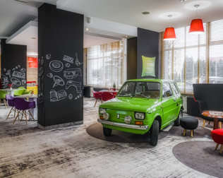 Wyjątkowy element dekoracji hotelu stanowi Fiat 126p produkowany w mieście