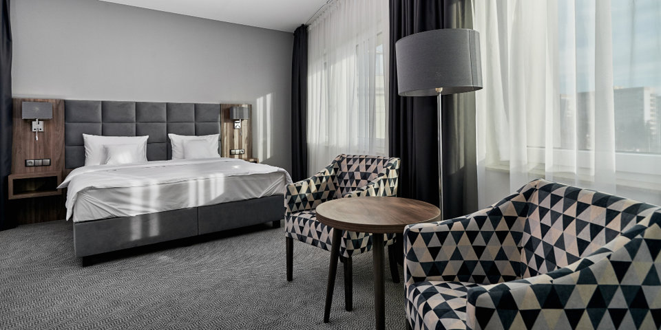 Klimatyzowane pokoje Hotelu DB wyróżnia styl i dźwiękoszczelność