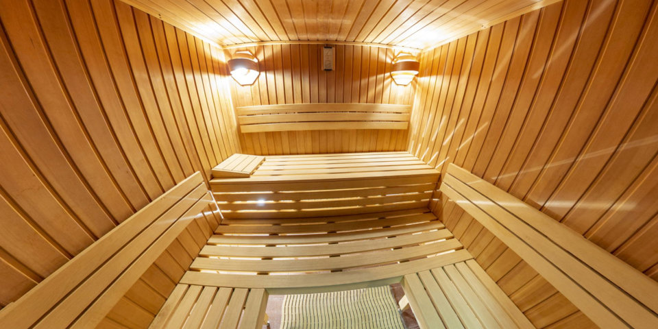 Sucha sauna, jacuzzi i masaże sprawią, że każdy poczuje się lepiej