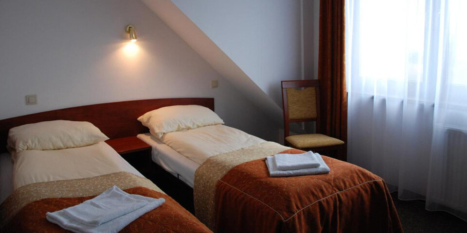 W pokojach znajdują się pojedyncze lub podwójne łóżka