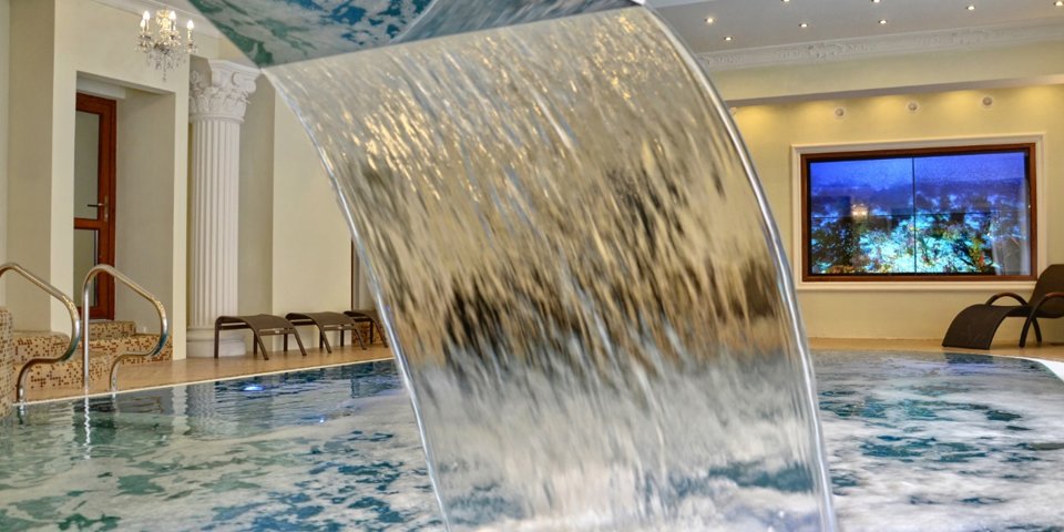 Hotelowy basen wyposażono w atrakcje: deszczownicę, bicze wodne, przeciwprąd