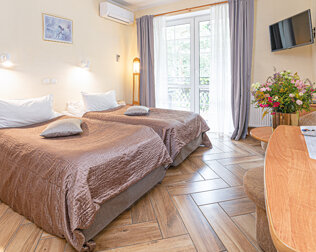 Eleganckie pokoje są klimatyzowane i umeblowane w klasycznym stylu
