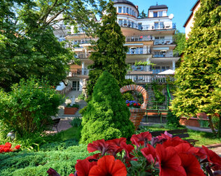 Unikalny hotel jest otoczony pięknym i bujnym ogrodem