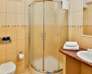 Łazienki wyposażono w prysznic oraz komplet ręczników i kosmetyków