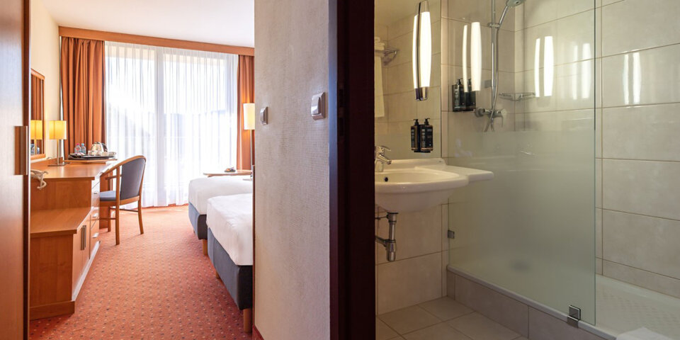 Każdy pokój posiada łazienkę z ręcznikami, kosmetykami i suszarką do włosów