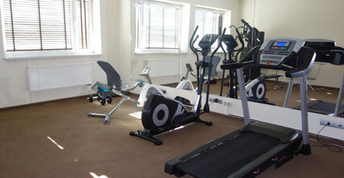 Fitness room z wysokiej jakości sprzętem sportowym dla aktywnego relaksu