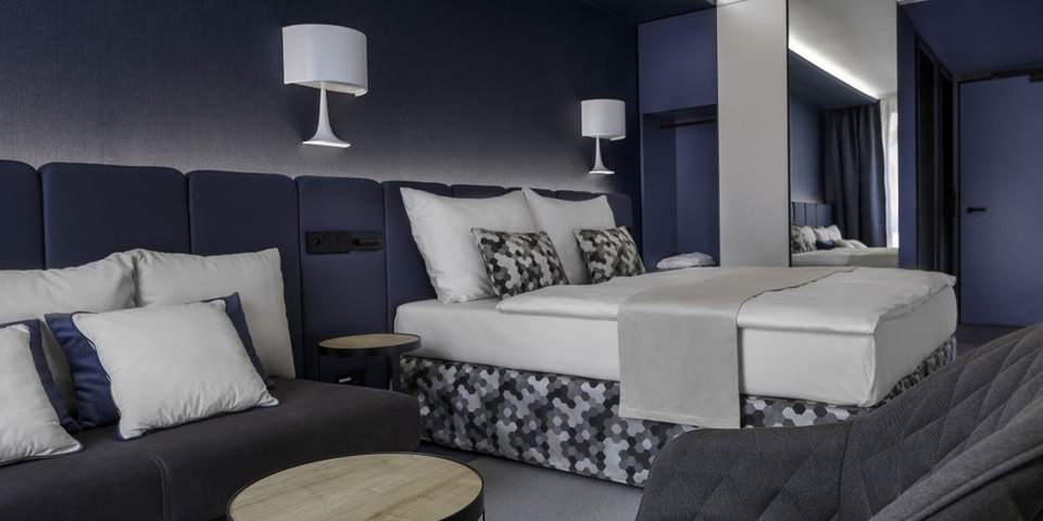 Pokój DeLux posiada dodatkową przestrzeń wypoczynkową w postaci sofy i fotela