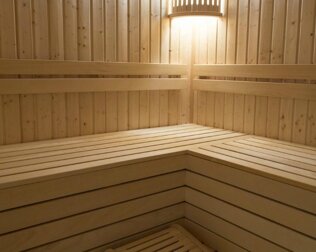 Jest także strefa saun z sauną suchą i parową oraz salka fitness