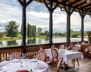 Hotelowy taras letni zapewnia piękny widok na spokojną rzekę