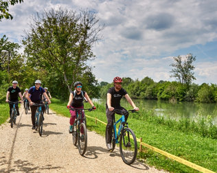 Wzdłuż rzeki poprowadzono przyjemne trasy rowerowe