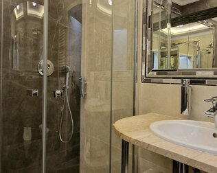 Łazienka jest wyposażona w kabinę prysznicową i bidet