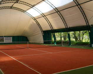 Na terenie hotelu mieści się boisko do tenisa