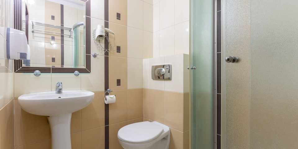 Łazienki w pokojach standard posiadają prysznic, w Lux i Studio są wanny