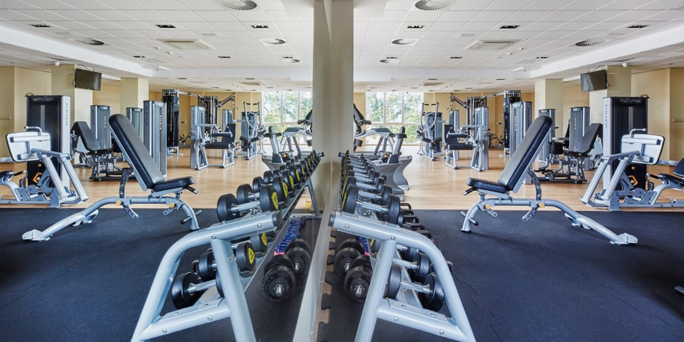 Hotel udostępnia salę fitness ze sprzętem do ćwiczeń
