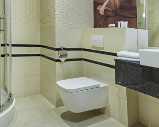Każdy pokój posiada nowoczesną łazienkę z kabiną prysznicową