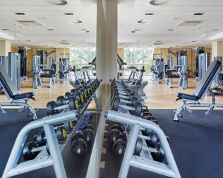 Hotel udostępnia salę fitness ze sprzętem do ćwiczeń