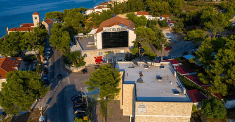Hotel Sveti Kriż znajduje się przy ulicy wiodącej wzdłuż wybrzeża