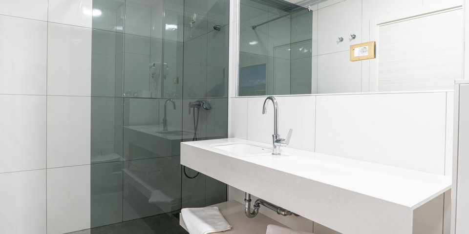 Łazienki są wyposażone w wannę lub kabinę prysznicową