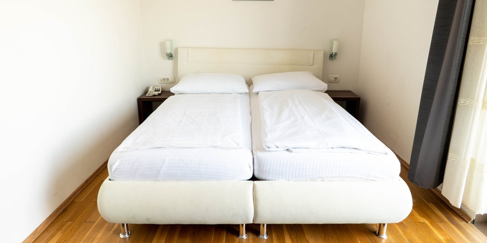 Materace w łóżkach zapewniają wygodny wypoczynek po upalnym dniu