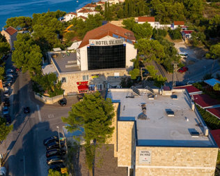 Hotel Sveti Kriż znajduje się przy ulicy wiodącej wzdłuż wybrzeża