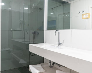 Łazienki są wyposażone w wannę lub kabinę prysznicową