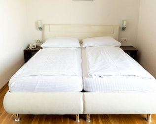 Materace w łóżkach zapewniają wygodny wypoczynek po upalnym dniu