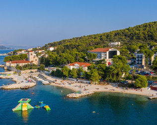 Hotel Sveti Kriż znajduje się na malowniczej wyspie Ciovo