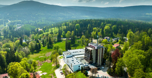Hotel jest pięknie położony, blisko gór, w zielonej części Szklarskiej Poręby