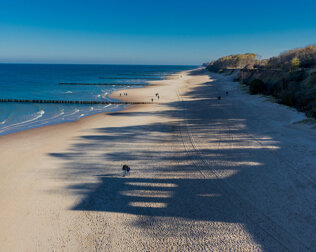 Ustronie Morskie jest położone przy spokojnej piaszczystej plaży
