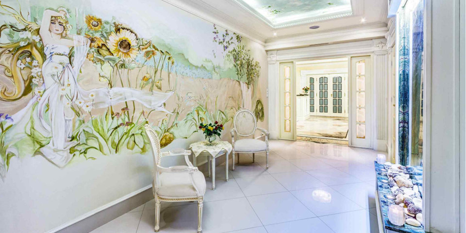 Wnętrza hotelu są komfortowe z klasycznymi dekoracjami