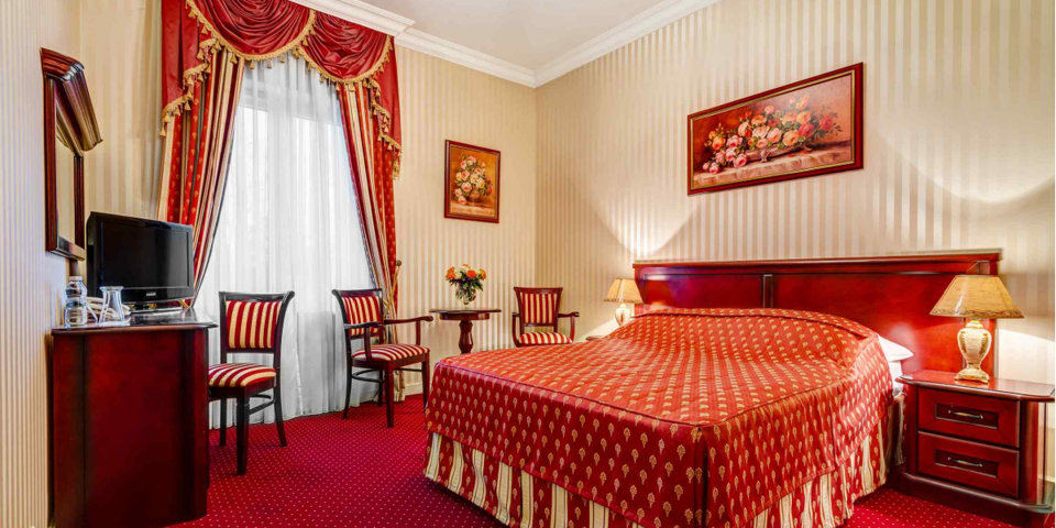 Łóżka, meble i dekoracje przywołują na myśl pałacowe wnętrza