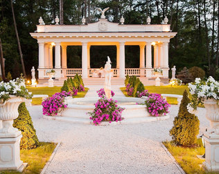 Dominantą ogrodu jest klasycystyczna altana